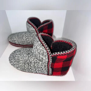 Muk Luks,M(7-8), faux fur lined red black check buffalo plaid woven knit slipper